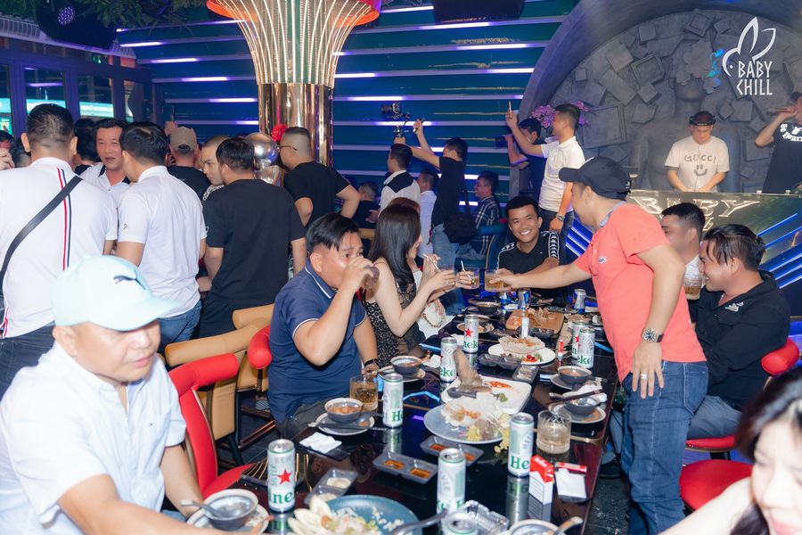 Không gian mô hình nhà hàng lounge bar với sân khấu biểu diễn, ánh sáng đa màu, khách hàng trải nghiệm giải trí kết hợp ẩm thực hiện đại.