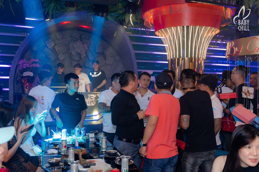 Thiết kế lounge bar với khu vực biểu diễn trung tâm, ánh sáng LED nổi bật, tạo không gian sôi động và thu hút khách trẻ. Không gian nhà hàng lounge bar đông khách, ánh sáng nghệ thuật, khách hàng thưởng thức đồ uống trong môi trường hiện đại. Mô hình lounge bar với sân khấu ca nhạc, ánh sáng nổi bật, giúp tăng trải nghiệm giải trí và kết nối khách hàng.