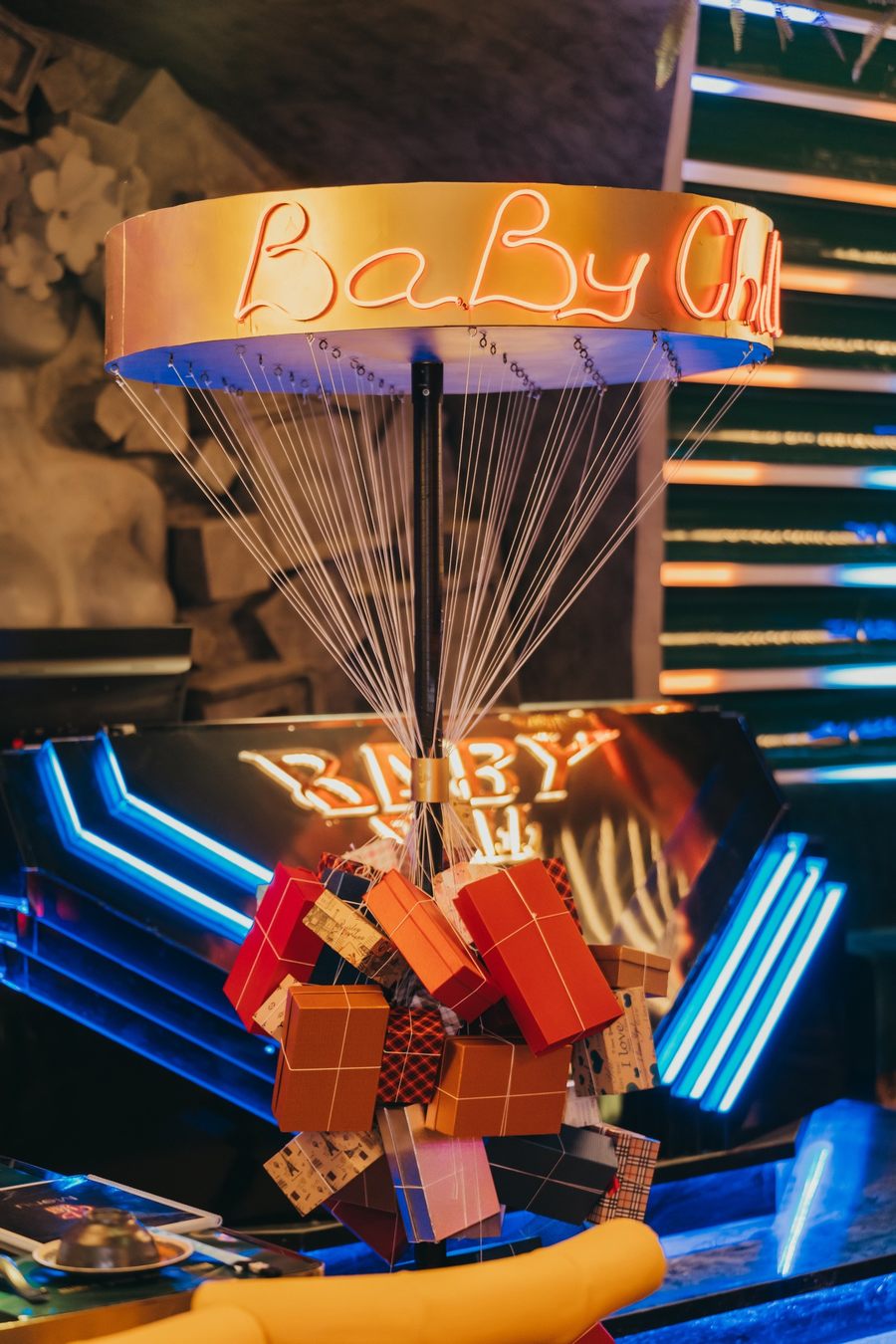 Thiết kế quán lounge hiện đại với bàn kim loại sáng bóng, ghế bar màu cam nổi bật tạo điểm nhấn mạnh trong không gian kinh doanh F&B.