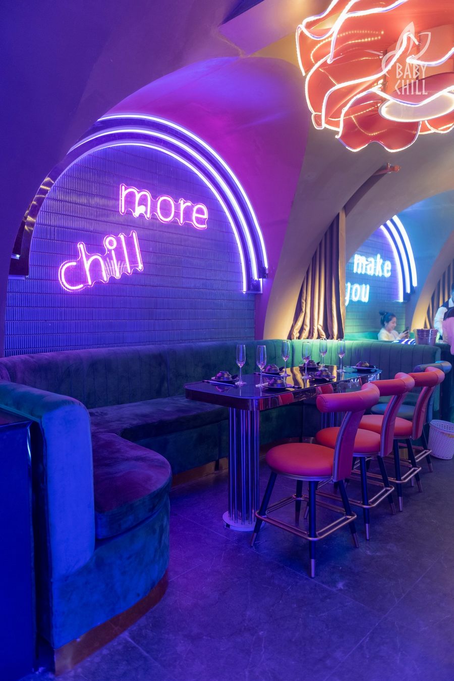 Góc Kinh Doanh Đẹp lounge F&B với sofa nhung cong, ánh sáng neon tím xanh nổi bật, không gian hiện đại thu hút khách hàng trẻ trải nghiệm ăn uống về đêm. 