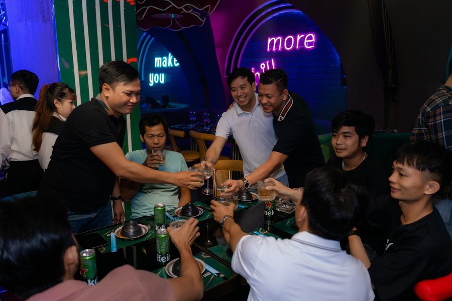 Nội thất lounge cao cấp kết hợp màu sắc tương phản giúp không gian kinh doanh trở nên ấn tượng, thu hút khách trẻ check-in.