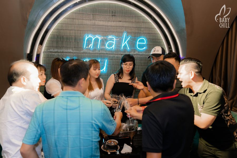 Góc bàn lounge với bố trí ghế linh hoạt, phù hợp nhóm bạn tụ họp, tối ưu công năng vận hành mô hình F&B.