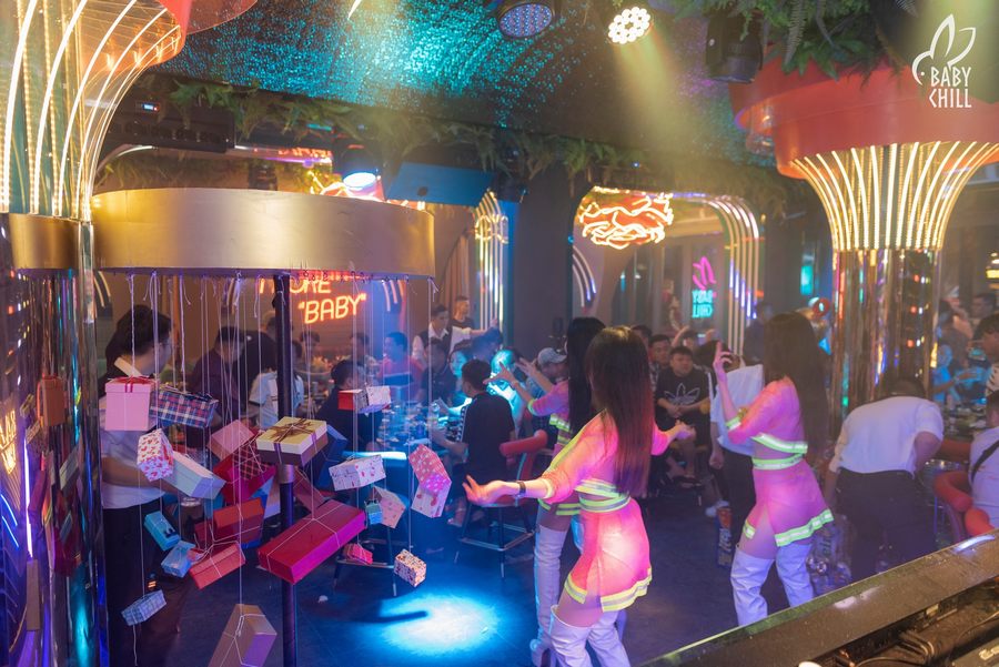 Không gian quán lounge đông khách với thiết kế hiện đại, phù hợp xu hướng kinh doanh F&B thu hút khách hàng trẻ năng động.