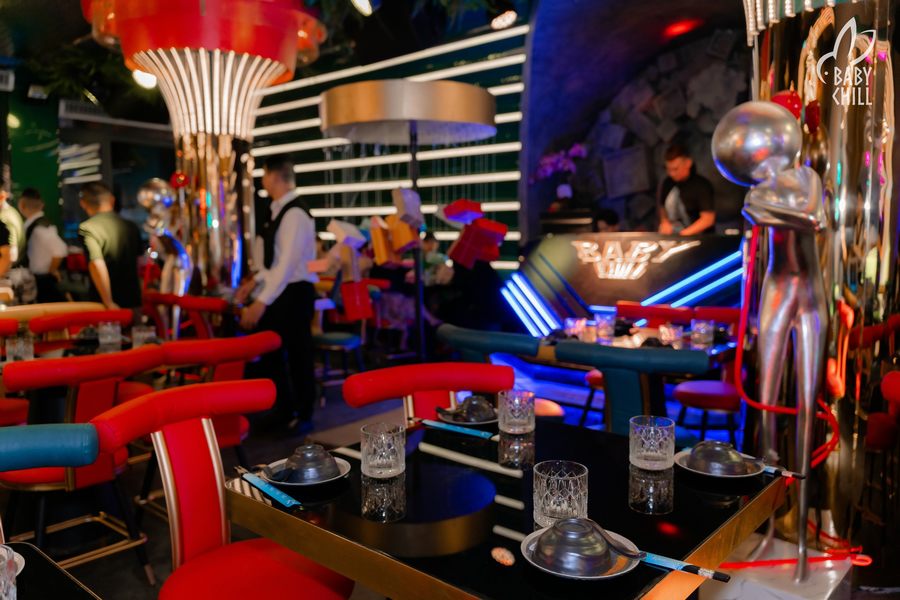 Thiết kế quán lounge F&B đông khách với khu vực ngoài trời nhộn nhịp, bố trí bàn ghế khoa học giúp tối ưu trải nghiệm khách hàng.