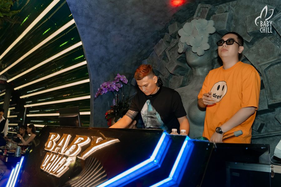 Nội thất quán lounge với ghế màu sắc nổi bật, bàn tối giản giúp tối ưu diện tích và tăng hiệu quả vận hành kinh doanh.