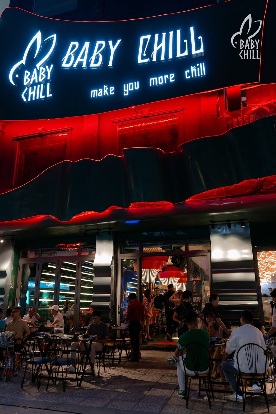 Góc bàn lounge hiện đại với bố trí linh hoạt, phù hợp nhóm bạn tụ họp và trải nghiệm ăn uống về đêm. Thiết kế quán F&B trẻ trung với ánh sáng đa lớp giúp không gian luôn nổi bật và thu hút khách hàng check-in.