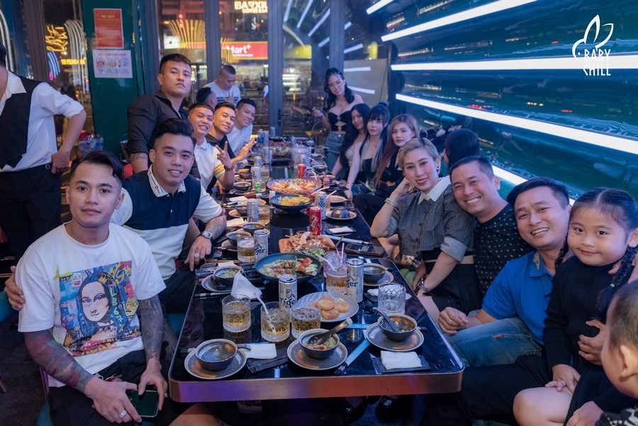 Góc Kinh Doanh Đẹp với nhân viên phục vụ chuyên nghiệp, đảm bảo trải nghiệm khách hàng nhanh chóng và tiện lợi. Không gian lounge đông khách với thiết kế hiện đại, phù hợp xu hướng kinh doanh F&B hiện nay.