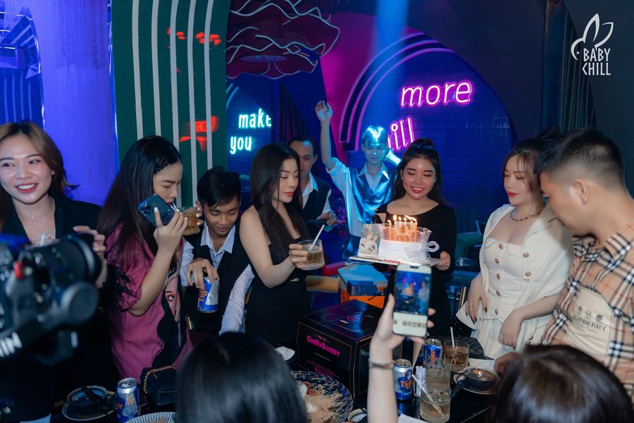 Khu vực bàn ăn setup chuyên nghiệp với ly tách cao cấp, mang đến trải nghiệm ẩm thực tinh tế trong mô hình nhà hàng lounge đông khách. 