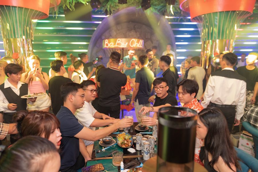 Thiết kế ánh sáng đa màu sắc giúp tăng hiệu ứng thị giác, tạo điểm check-in thu hút trong không gian nhà hàng lounge. 