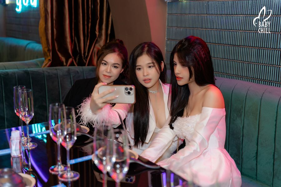 Mô hình lounge bar tương tác tại TP.HCM với thiết kế ánh sáng đa sắc, khu vực trung tâm thu hút khách tham gia hoạt động giải trí và tạo điểm nhấn không gian ấn tượng. 