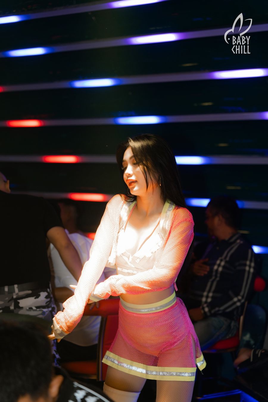 Bố trí bàn ghế hợp lý giúp tối ưu diện tích sử dụng, hỗ trợ vận hành hiệu quả cho mô hình kinh doanh nhà hàng đông khách. 