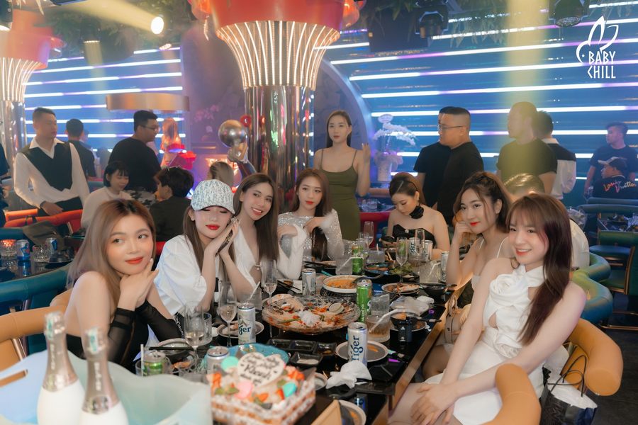 Không gian nhà hàng lounge đông khách với ánh sáng LED nổi bật, bàn ăn được bố trí khoa học, phù hợp mô hình kinh doanh F&B hiện đại thu hút giới trẻ trải nghiệm. 