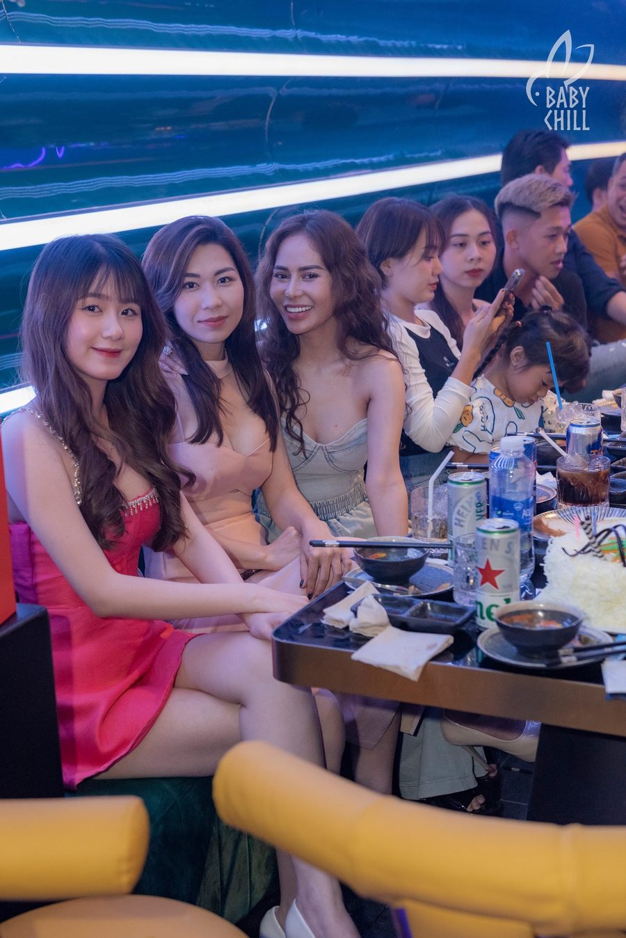 Khu vực trung tâm nổi bật với thiết kế độc đáo, tạo điểm nhấn thương hiệu cho không gian lounge hiện đại. 