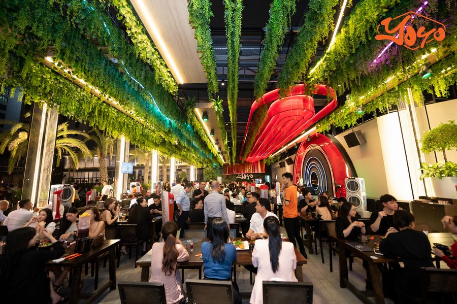 Cây xanh treo tạo điểm nhấn thiên nhiên trong thiết kế hiện đại, giúp mô hình beer garden trở nên khác biệt và thu hút khách hàng yêu thích không gian xanh. 