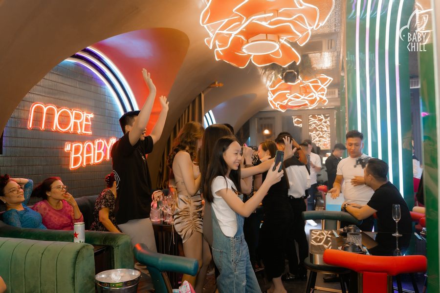 Không gian ăn uống kết hợp giải trí với ánh sáng và âm thanh hài hòa, mang đến trải nghiệm trọn vẹn cho khách hàng. 