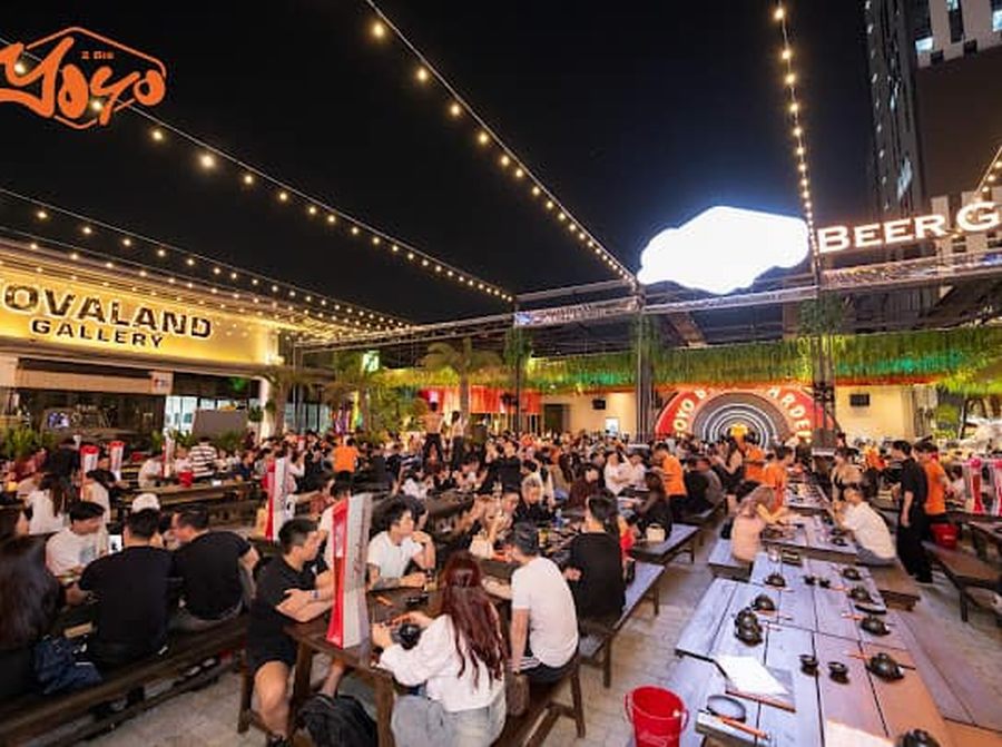 Thiết kế trần cao kết hợp cây xanh treo dày đặc giúp không gian beer garden trở nên thoáng đãng, mang lại cảm giác dễ chịu cho khách hàng khi trải nghiệm. 