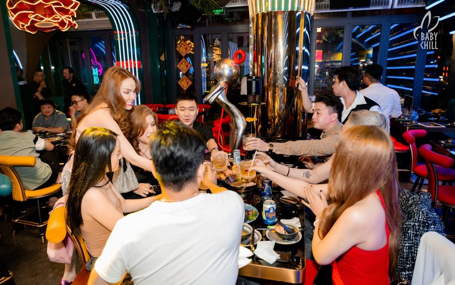 Thiết kế tường với ánh sáng neon chạy dài tạo chiều sâu, giúp không gian nhà hàng lounge trở nên ấn tượng và hiện đại hơn. 