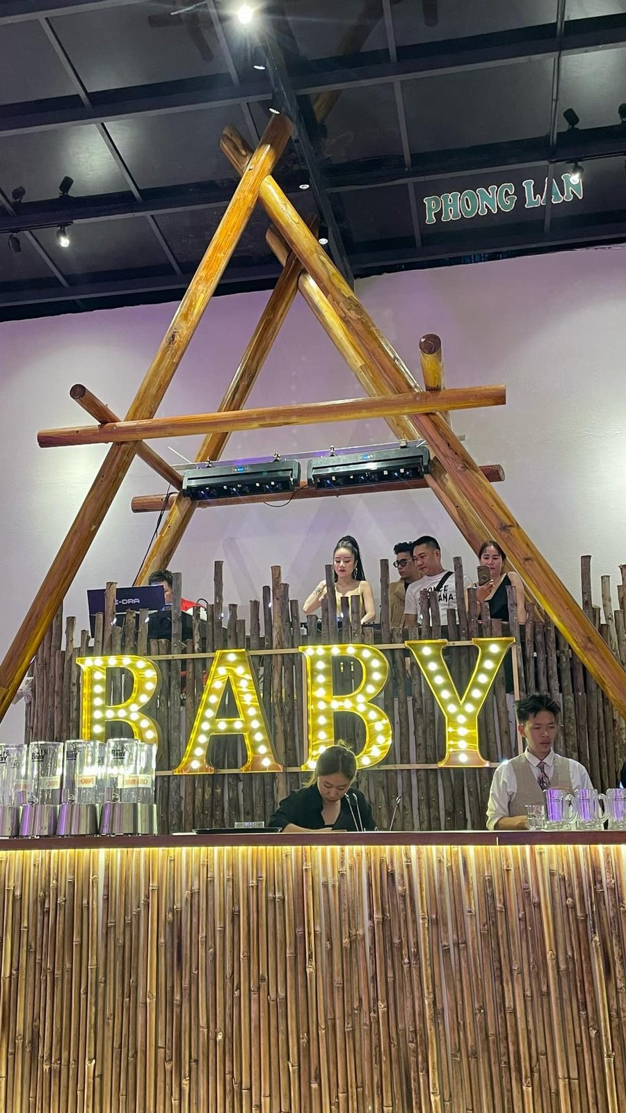 Không gian nhà hàng beer garden ngoài trời với hoạt động biểu diễn tạo không khí sôi động và thu hút khách vào buổi tối 