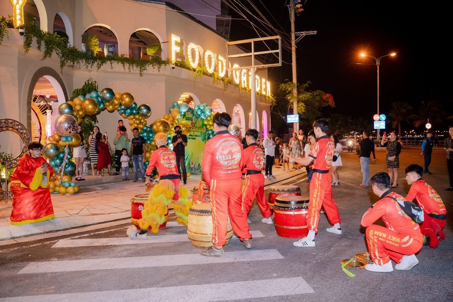 Góc check in trang trí nổi bật trong không gian beer garden thu hút khách chụp ảnh và lưu giữ kỷ niệm 