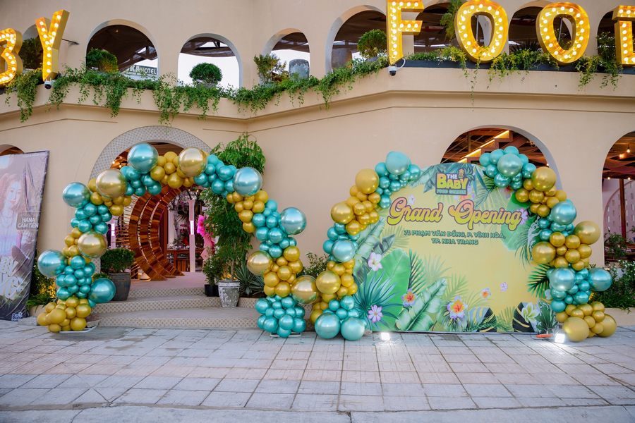 Khu vực khách hàng tụ họp trong không gian beer garden mang lại cảm giác thoải mái và năng động 