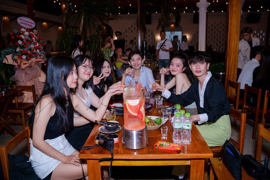 Không gian trang trí nhà hàng beer garden tạo cảm giác gần gũi và hiện đại 