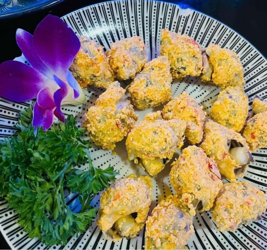 Hải sản chiên giòn kết hợp nước chấm đậm đà, tạo trải nghiệm ẩm thực hấp dẫn