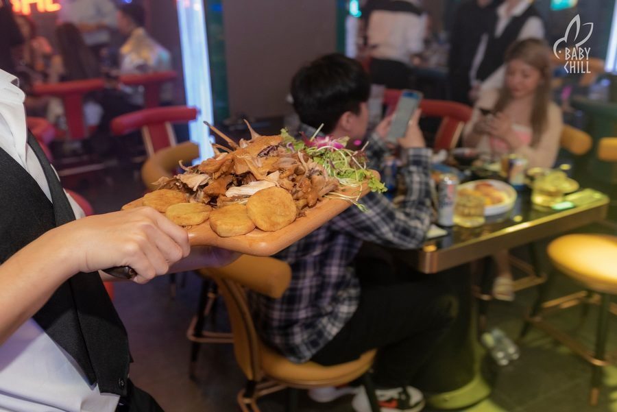 Đĩa món ăn kết hợp nhiều nguyên liệu tươi, tạo cảm giác phong phú và hấp dẫn khi thưởng thức