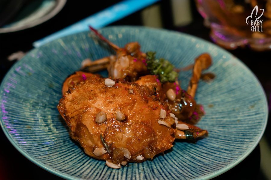 Món ăn được phục vụ trong không gian ánh sáng đẹp, tăng thêm sự thu hút và trải nghiệm thị giác