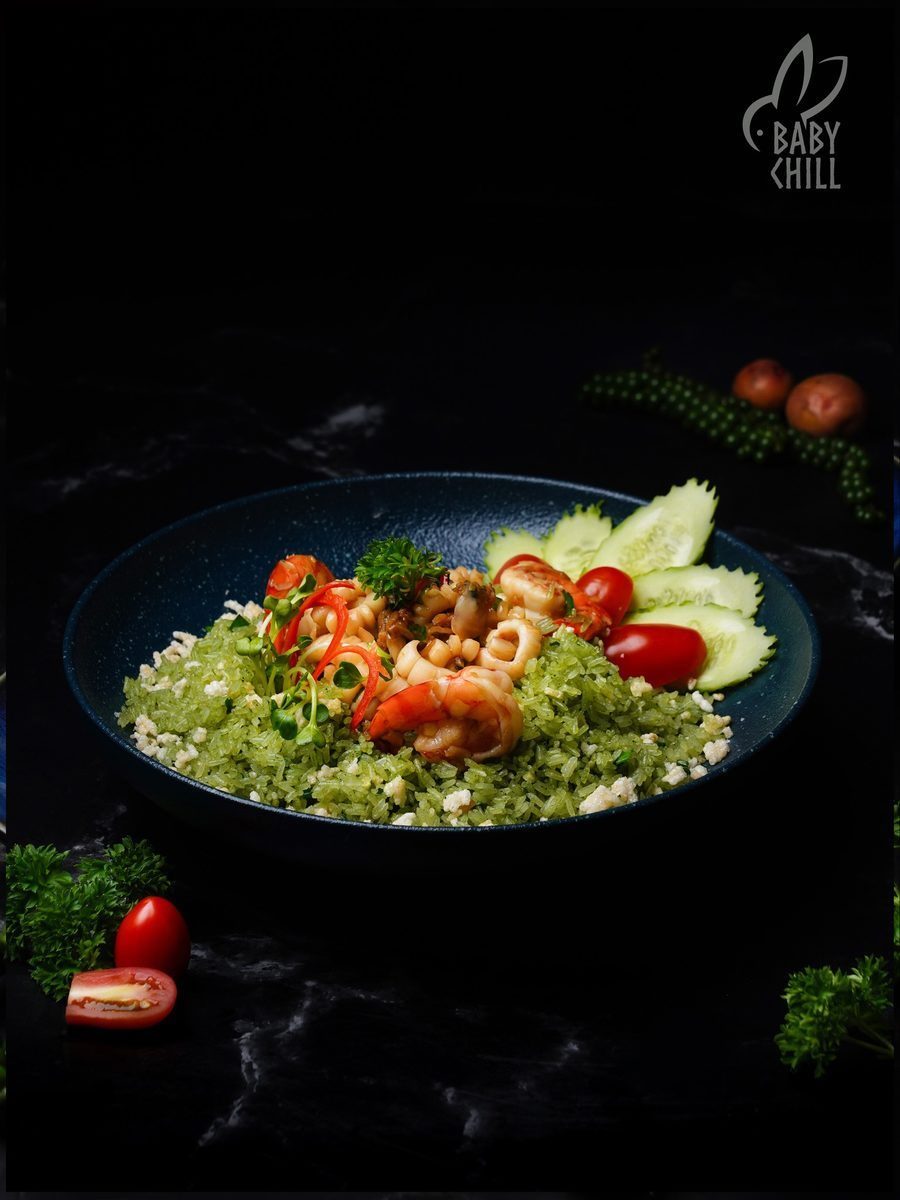 Hải sản chiên giòn kết hợp trang trí hoa và rau xanh, tạo điểm nhấn nổi bật trên bàn ăn