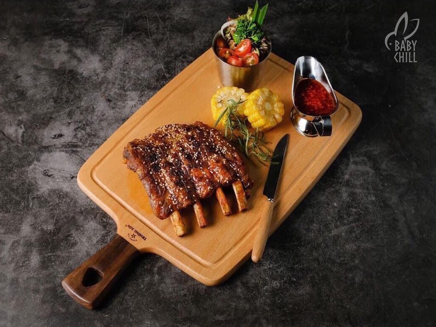 Món ăn trình bày trên đĩa sang trọng, phù hợp không gian nhà hàng hiện đại và phong cách trẻ trung