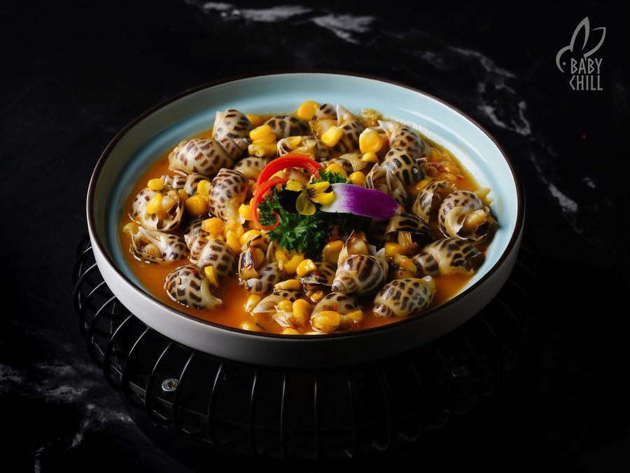 Đĩa hải sản hấp dẫn với cách trình bày tinh tế, thu hút khách ngay từ cái nhìn đầu tiên