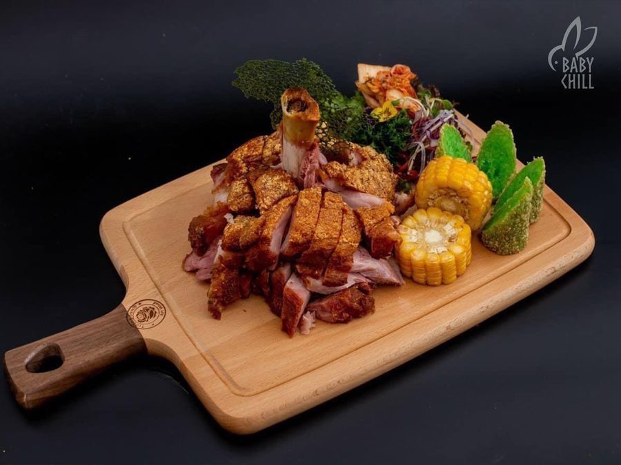 Món ăn kết hợp rau củ tươi, tạo sự cân bằng dinh dưỡng và tăng tính thẩm mỹ