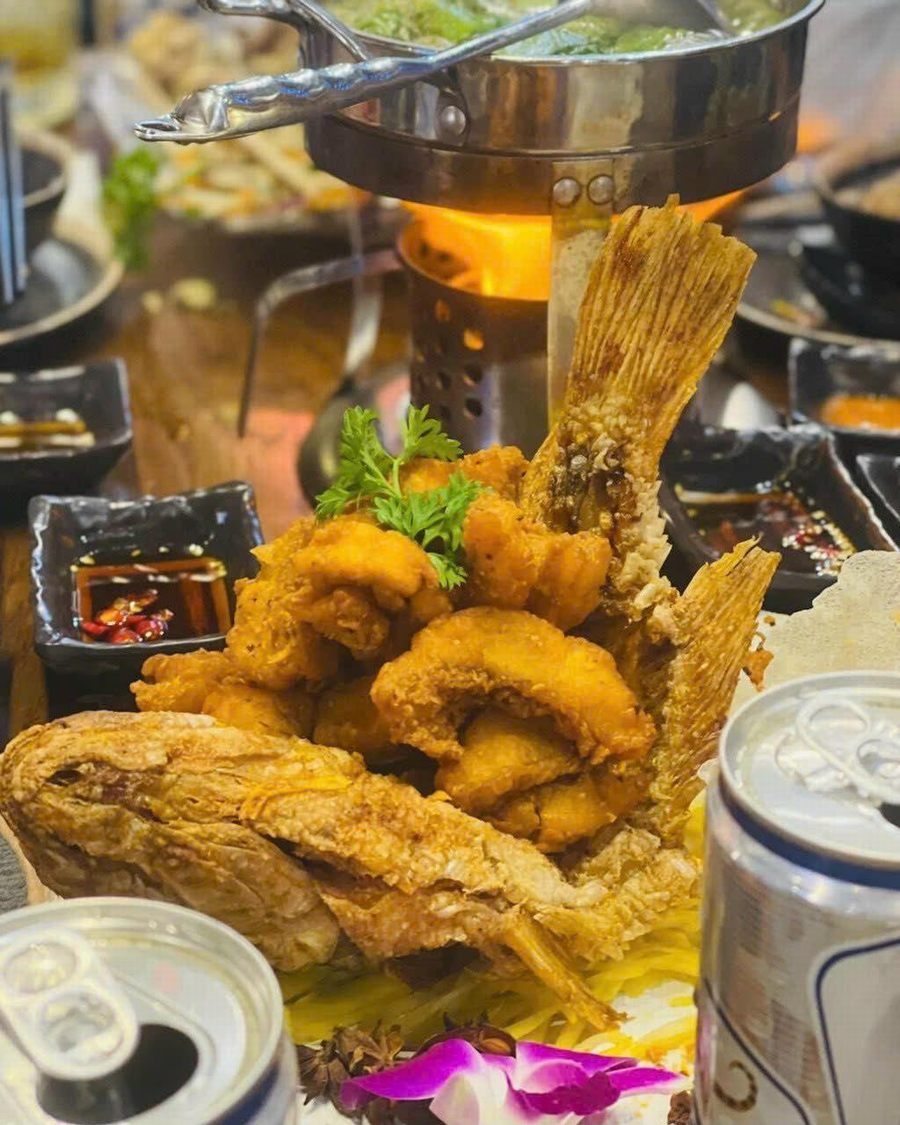 Món ăn hải sản được trình bày đẹp mắt với màu sắc hấp dẫn, phù hợp không gian nhà hàng Seafood & Beer phong cách hiện đại và thu hút khách trẻ