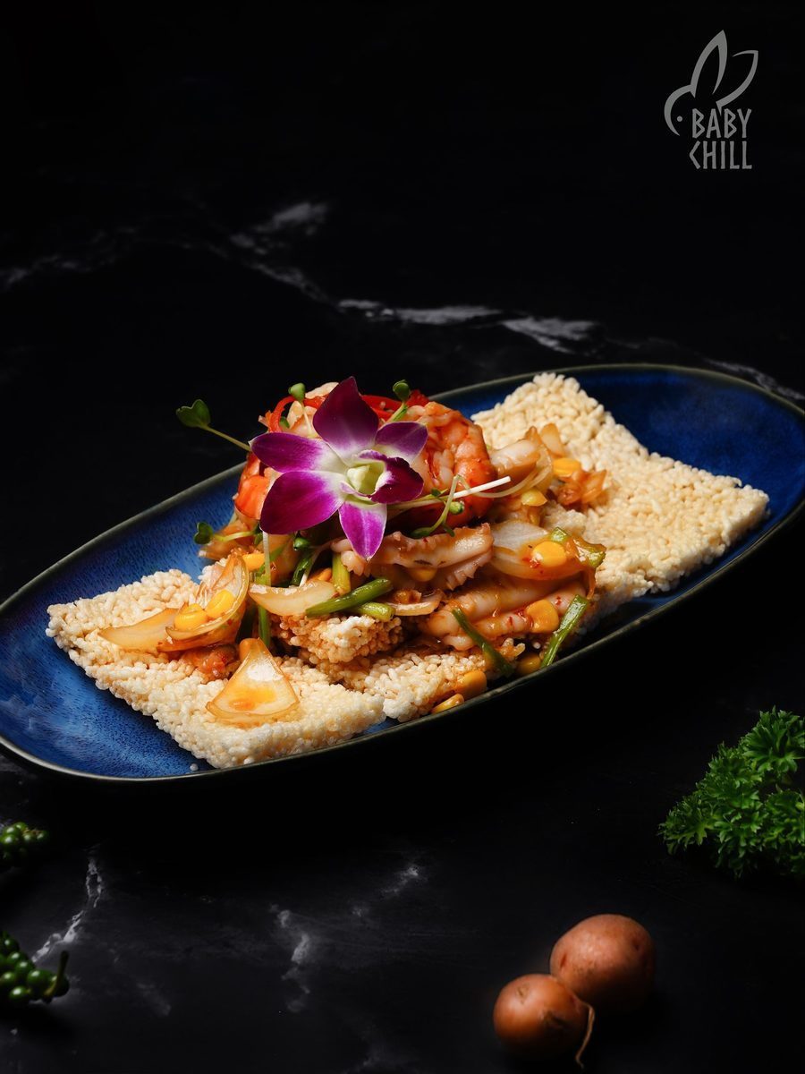 Đĩa món ăn hấp dẫn với hương vị đậm đà, phù hợp trải nghiệm ăn uống về đêm