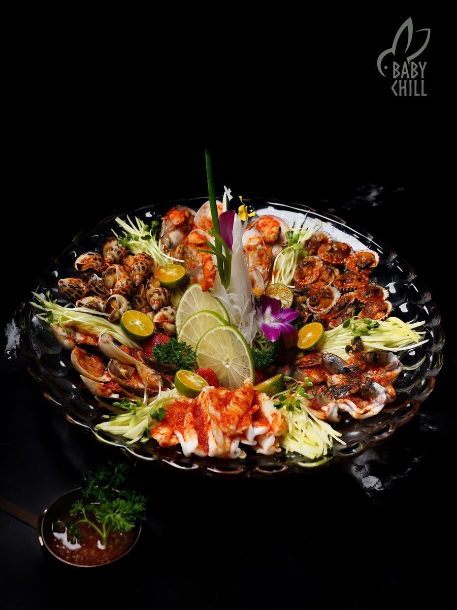 Món ăn được trang trí tinh tế với ánh sáng nổi bật, tạo cảm giác sang trọng