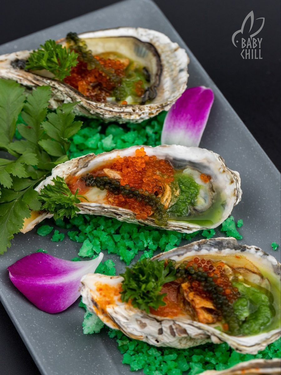 Món ăn đa dạng màu sắc, tạo trải nghiệm thị giác hấp dẫn trong không gian chill