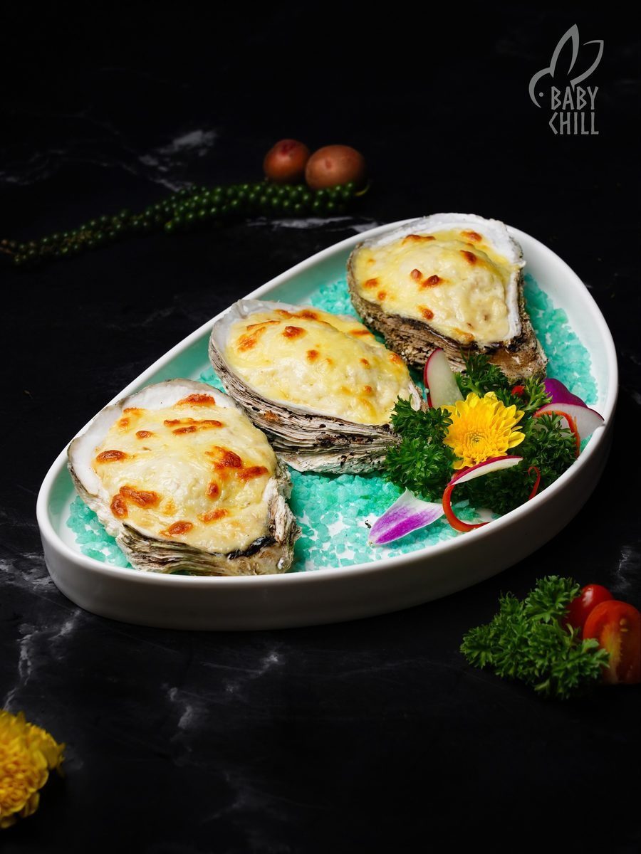 Món ăn được phục vụ đẹp mắt, phù hợp không gian nhà hàng đông khách