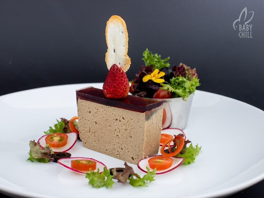 Món ăn trình bày sáng tạo, phù hợp xu hướng nhà hàng hiện đại Đĩa thức ăn với nguyên liệu tươi, tạo cảm giác ngon miệng và bắt mắt