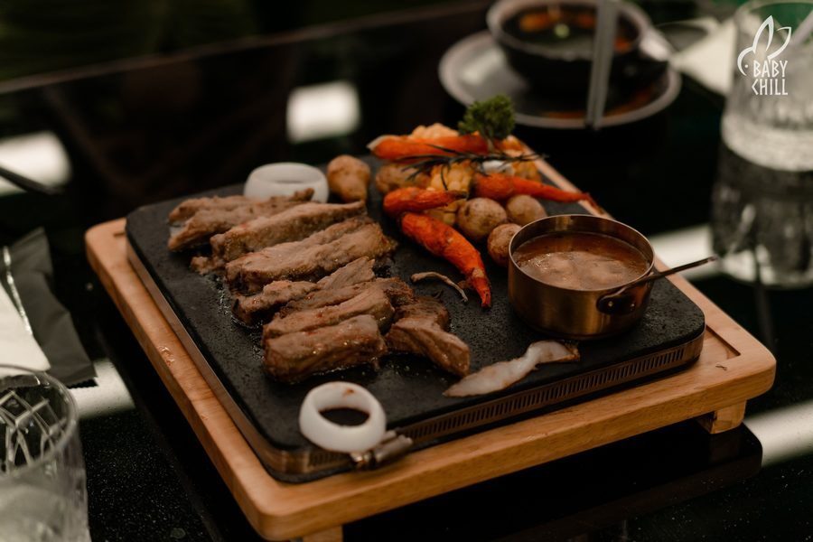 Món ăn được bày trí gọn gàng, tạo sự chuyên nghiệp trong phục vụ Hải sản hấp dẫn với màu sắc nổi bật, thu hút khách ngay từ ánh nhìn