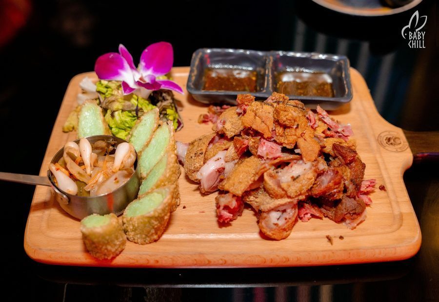 Đĩa thức ăn kết hợp nhiều nguyên liệu, mang lại sự phong phú