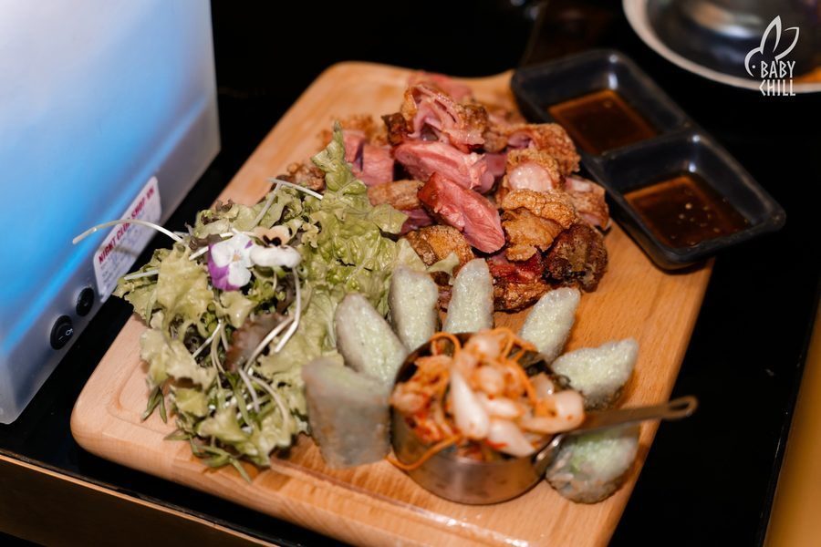 Món ăn được phục vụ trong không gian ánh sáng đẹp, tăng trải nghiệm Hải sản chiên giòn vàng, tạo cảm giác hấp dẫn khi thưởng thức