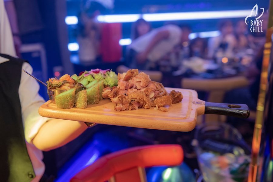 Đĩa thức ăn đa dạng, phù hợp nhiều khẩu vị khác nhau Món ăn trình bày tinh tế, tạo điểm nhấn cho bàn tiệc Hải sản chế biến hấp dẫn, phù hợp không gian ăn uống sôi động