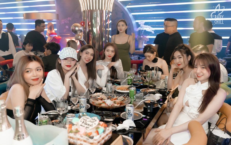 Không gian quán rộng rãi kết hợp khu vực trong nhà và ngoài trời, trang trí ánh sáng hài hòa, mang đến cảm giác thoải mái và trải nghiệm ẩm thực hấp dẫn trong mô hình F&B hiện đại