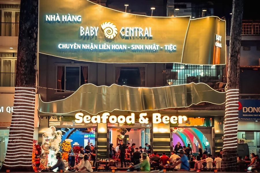Không gian nhà hàng Seafood & Beer với thiết kế hiện đại, ánh sáng nổi bật và bố trí bàn ghế khoa học, tạo trải nghiệm ăn uống sôi động, phù hợp tụ họp bạn bè và thu hút khách trẻ