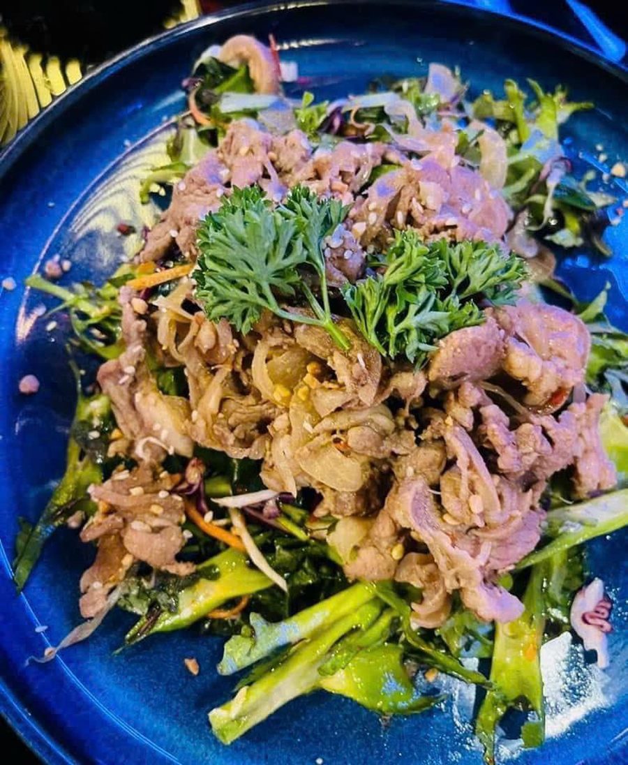 Hải sản tươi kết hợp nước sốt đậm đà, trang trí đẹp mắt, phù hợp không gian ăn uống sôi động tại nhà hàng