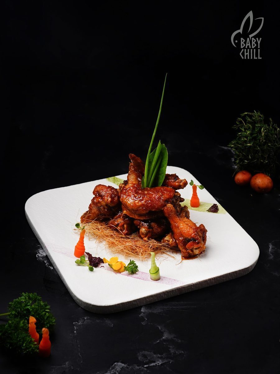 Đĩa thức ăn nóng hổi với màu sắc hài hòa, phù hợp trải nghiệm ăn uống về đêm tại nhà hàng Seafood & Beer