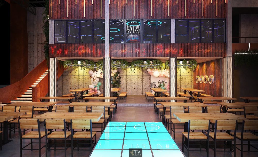 Thiết kế khu vực tổ chức tiệc trong nhà hàng Beer Food Garden với trần đèn LED dạng vòng, cây xanh rũ, bóng bay trang trí và nội thất bàn gỗ dài – Dự án thực hiện bởi KTV DECOR
