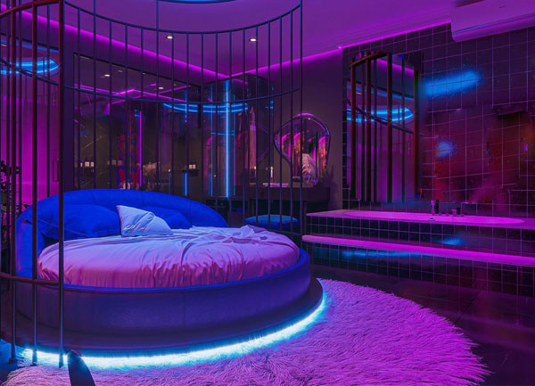 Thiết kế thi công phòng khách sạn chủ đề lãng mạn phong cách Neon Art