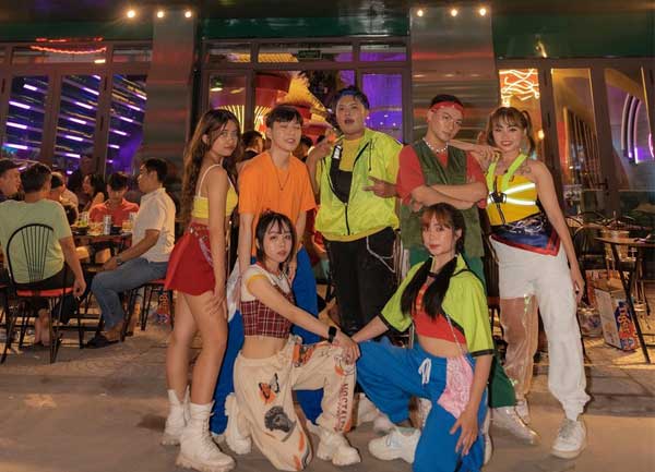 Nhà hàng Lounge F&B Đông Khách Thiết Kế Thu Hút Giới Trẻ TPHCM