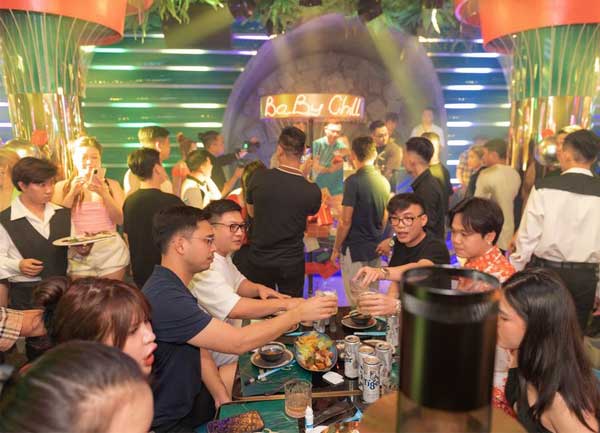 Thiết kế nhà hàng lounge hiện đại đông khách tại TP.HCM